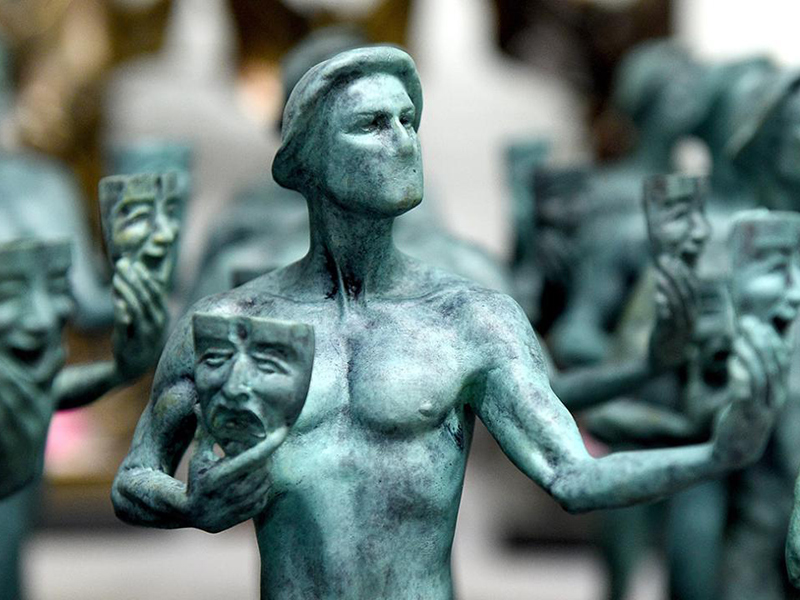 ممثلة عالمية تكسر قواعد الموضة في حفل تسليم جوائز SAG... شاهد الصورة